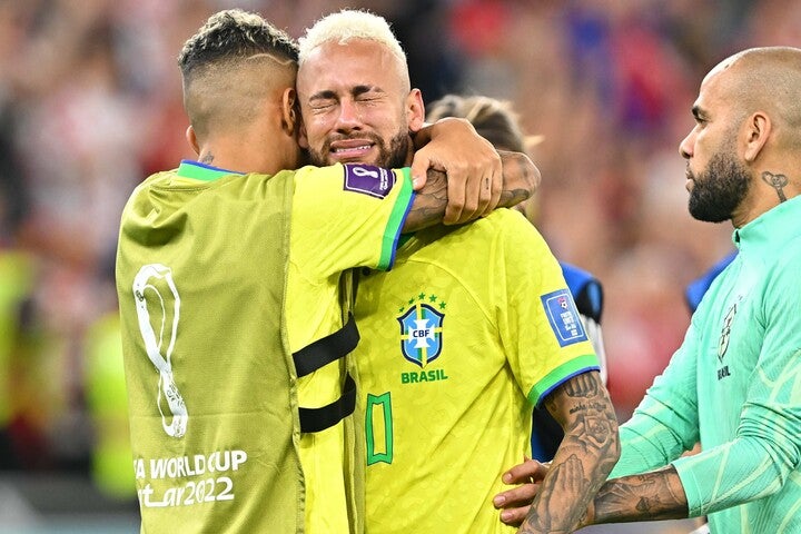 クロアチア戦後に悔しそうな表情を浮かべたネイマール。しかし、そんなエースはブラジル国内では総スカンを食らっている。写真：金子拓弥（THE DIGEST写真部／JMPA代表撮影）