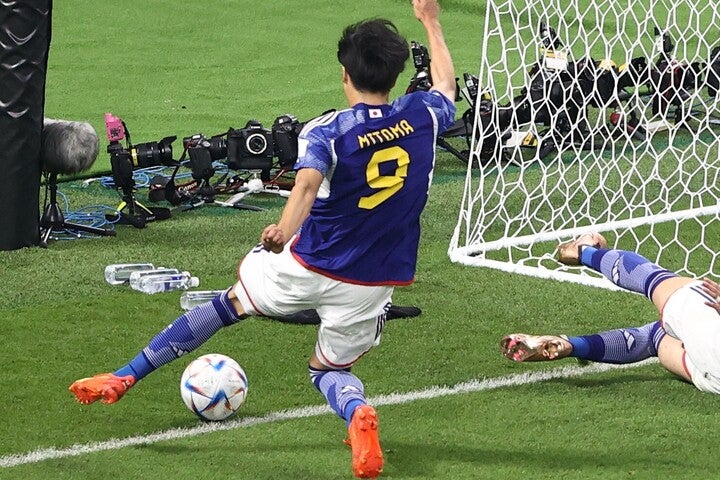 ゴールライン際の瀬戸際のプレーで日本に大きな勝利をもたらした三笘。彼の必至のプレーは批判の的ともなった。(C)Getty Images