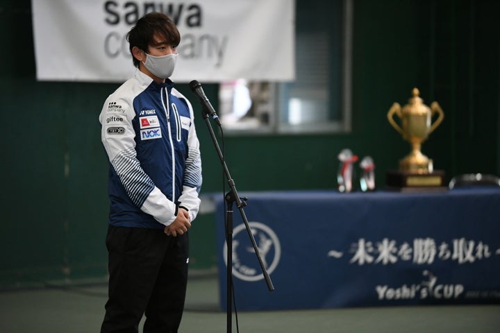 優勝者には活動支援金200万円が贈られる「Yoshi's Cup」。開会式で主催者の西岡良仁が参加ジュニアたちを激励。写真：渡辺隆康（スマッシュ編集部）
