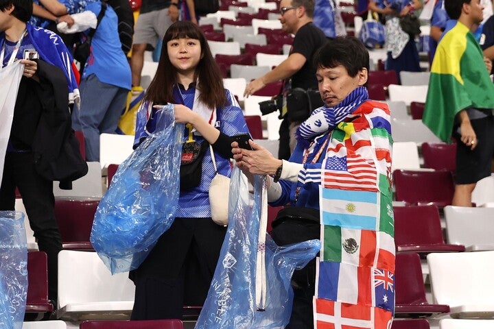 カタールの地でスタジアム内を清掃した日本人サポーターたち。彼らの行動に影響される人は世界中にいる。