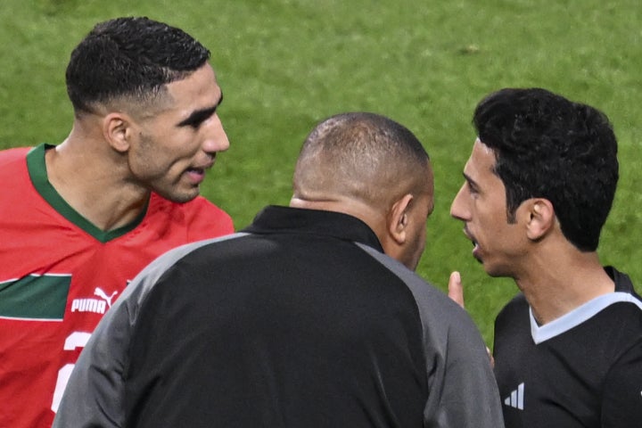 試合後、ハキミ（左）はジャシム主審（右）に猛然と詰め寄り、激しい口調で抗議した。(C)Getty Images