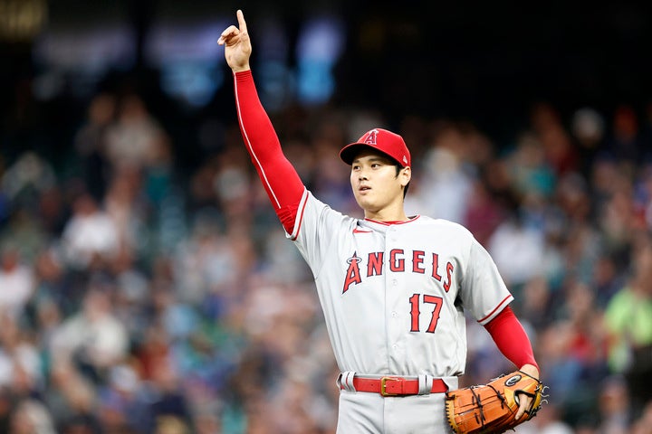 リアル二刀流として勝利に貢献した大谷が、審判と握手を交わしたシーンがSNSで注目されている。(C)Getty Images