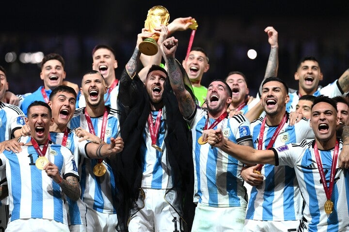 念願のワールドカップを手にしたメッシ。彼を中心としたアルゼンチンの戴冠劇には賛辞が止まらない。(C)Getty Images