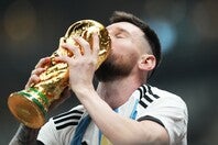 ワールドカップに熱いキスをし、感慨に浸るメッシ。(C)Getty Images