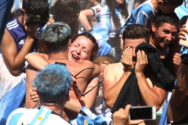 歓喜して涙ながらにハグをかわすアルゼンチンのサポーターたち。(C)Getty Images
