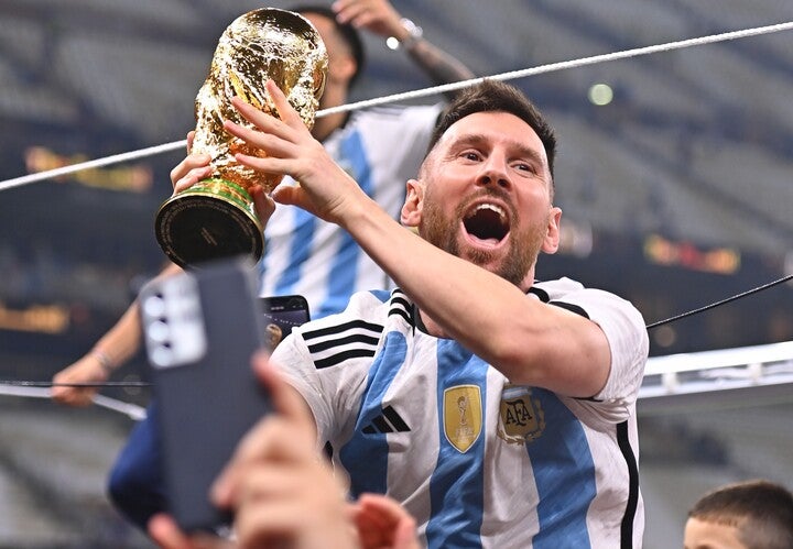 黄金に光り輝くワールドカップを手にし、満面の笑みを浮かべたメッシ。その表情こそアルゼンチンの充実ぶりを物語る。写真：金子拓弥（THE DIGEST写真部／JMPA代表撮影）