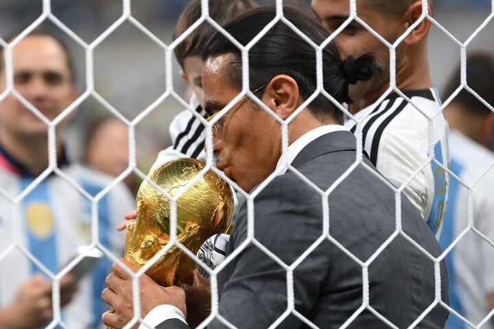ワールドカップにキスをしてはしゃぐギョクチェ氏。彼の決勝戦後の振る舞いに批判の声が後を絶たない。(C)Getty Images