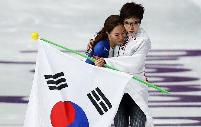 平昌五輪ではレース後に氷上でハグをしたイ・サンファ（左）と小平（右）。この交友関係は、いまも健在なようだ。(C)Getty Images