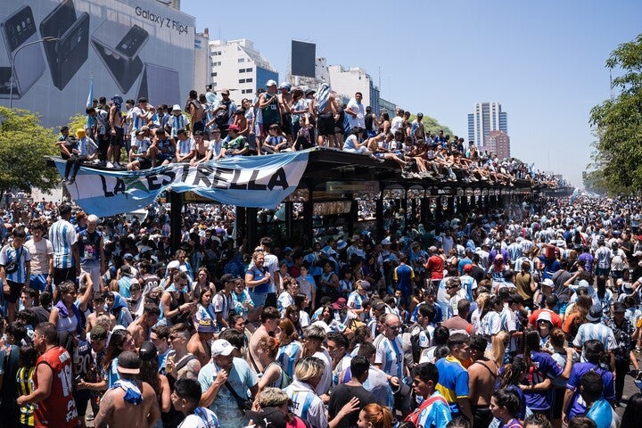 人、人、人だらけ。大勢の国民がブエノスアイレスに終結してアルゼンチンの優勝パレードに参加したのだが、それは悲劇も招いてしまった。(C)Getty Images