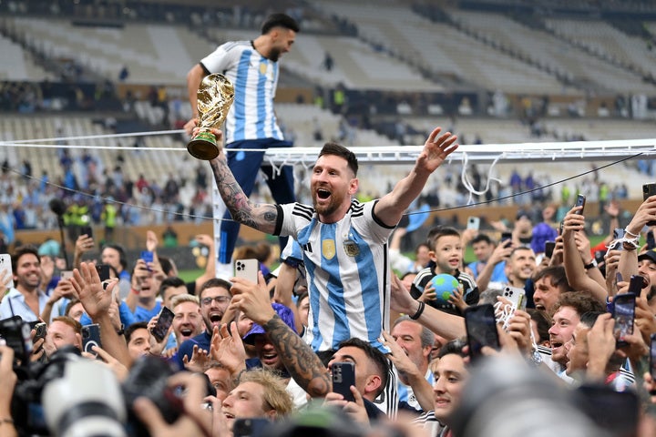 激闘の末、アルゼンチンが勝利し幕を下ろしたＷ杯。スタンドの女性サポーターには喜びのあまり裸になる人もいたようだ。(C)Getty Images