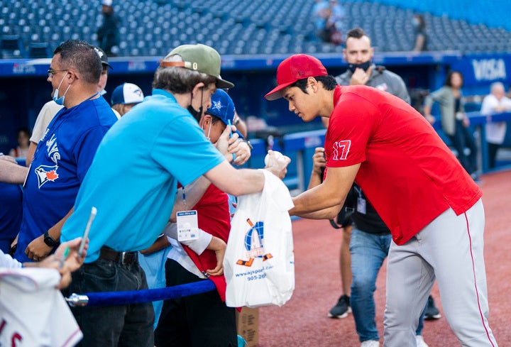 ファンサービスを怠らない大谷。彼の紳士的な振る舞いに敵地ファンも大喜びだ。(C)Getty Images