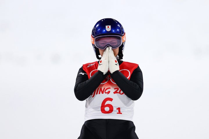 今年２月の北京五輪では個人４位、さらには混合団体で４位に終わった高梨。スーツ規定違反の失格時には泣き崩れた。(C)Getty Images