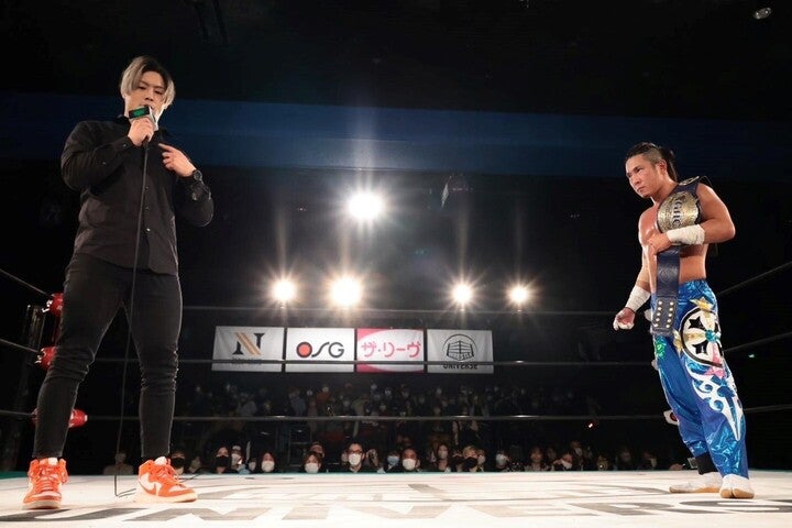 割れんばかりの純太コールの中で登場した宮脇（左）。メキシコから帰ってきた男は、さっそく王座に殴りこんだ。(C)NOAH