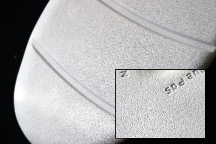 日本特有のカーペットコート用ソールは、一般的な溝のパターンはなく、見た目にはツルッとして見える。しかし厳密には「シボ加工」という微細な凸凹加工がなされている（右下写真）。写真提供：松尾高司