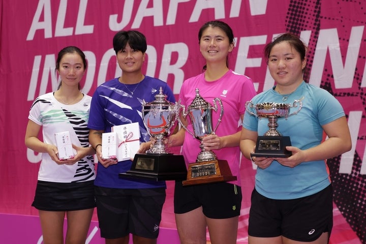 女子ダブルスは小堀桃子／クンカムのペア（左側）が準優勝。決勝では台湾のウー／リャン（右側）にマッチタイブレークで惜敗した。写真：京都府テニス協会