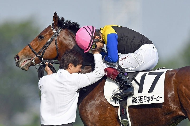 2018年にダービー初制覇を達成した福永。厩舎スタッフと喜びを分かち合った。写真：産経新聞社