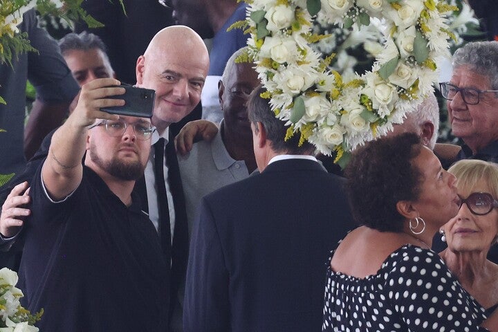 ペレ氏の葬儀中に関係者たちとのセルフィー写真を撮影するインファンティーノ会長。しかし、故人を想った笑顔の一枚は物議を醸した。(C)Getty Images
