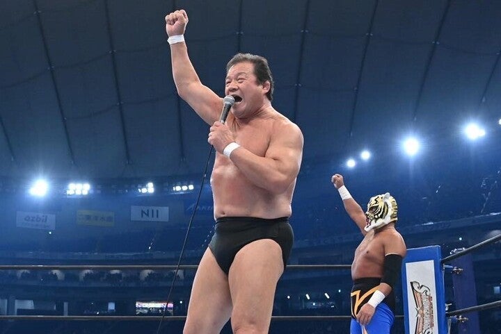 拳を高々と突き上げて、プロレス界のレジェンドを慮った藤波。(C)新日本プロレス