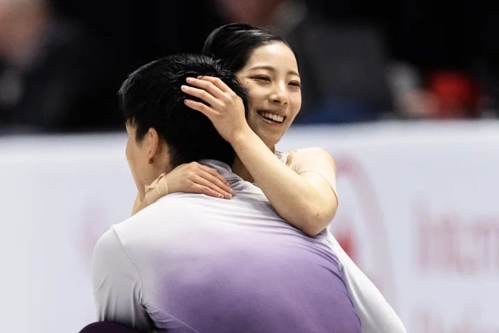 GPファイナルを制したペアの三浦璃来、木原龍一。キスアンドクライでは涙ながら抱き合った。(C)Getty Images