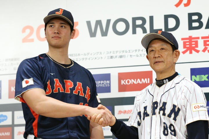 栗山監督（右）と握手する大谷（左）。MLBを沸かす二刀流はWBC日本代表でどんな活躍を見せてくれるのだろか。写真：滝川敏之