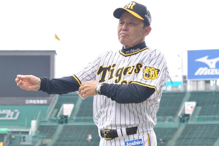 独特のワードセンスも話題を集める岡田監督。05年以来のリーグ優勝にチームを導けるだろうか。写真：産経新聞社
