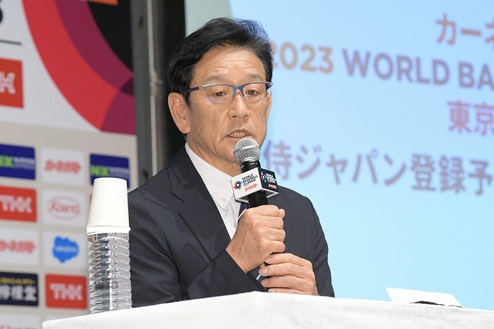記者会見に臨んだ栗山英樹監督。WBCのメンバー30名を正式発表した。写真：鈴木颯太朗