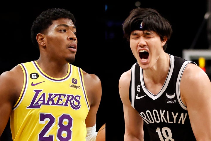 NBA史上通算５度目の日本人対決となった八村（左）と渡邊（右）。軍配は渡邊のネッツに挙がった。(C)Getty Images