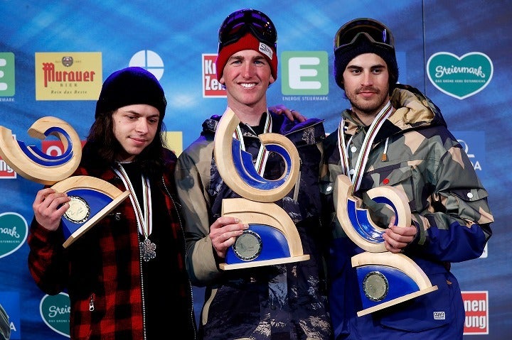 2015年世界選手権のフリースタイルスキー男子ハーフパイプで優勝したスメインさん（中央）。表彰台で満面の笑みを浮かべた。(C)Getty Images
