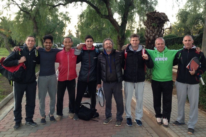 市川選手（左から３人目）が１年間練習したスペイン、バレンシアの中規模テニスアカデミー。家族的な雰囲気のあるアカデミーだったという。写真提供：市川誠一郎
