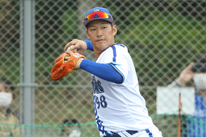 今オフに中日からトレードで加入した京田。本職の遊撃手ではなく、三塁でノックを受けた。写真：滝川敏之