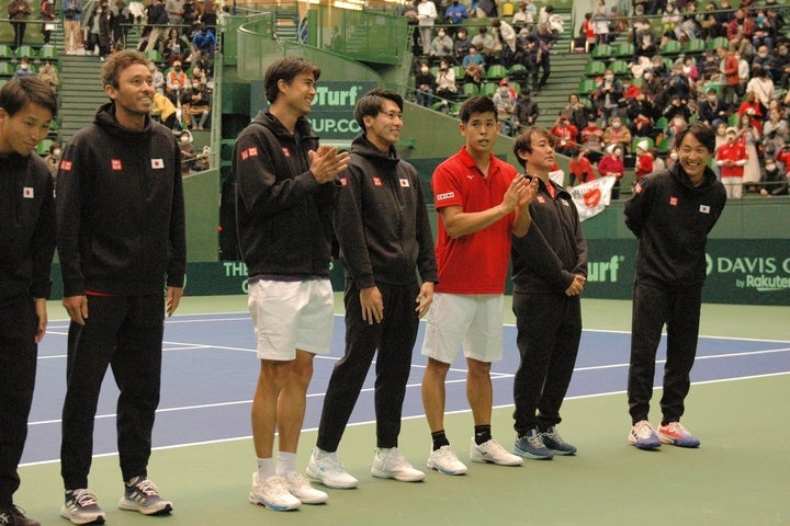 チーム全員が勝利を挙げてポーランドを破った“新生添田ジャパン”。添田監督（右端）は満面の笑顔を見せた。写真：スマッシュ編集部