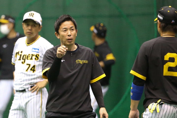 球団OBの赤星（中）氏は３日間の臨時コーチとして、阪神ナインに走塁技術を指導した。写真：滝川敏之