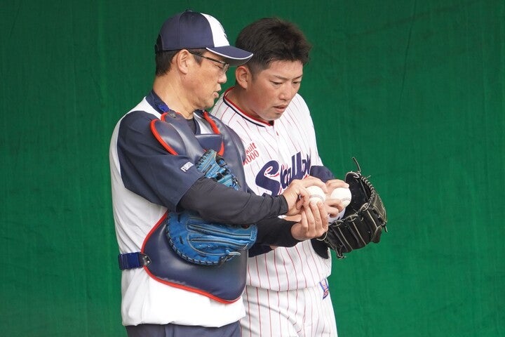 投手にはボールの握り方から丁寧に教えた古田氏。彼が後輩たちに植え付けようとする「バッテリーで勝つ」の真意とは？写真：岩国誠