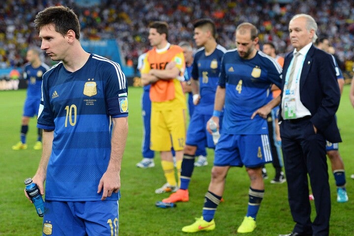 2014年のブラジルW杯で決勝まで勝ち進むも、ドイツに惜敗したアルゼンチン。この時にメッシは指揮官と仲間たちとともに、快哉を叫ぶライバルを最後まで見つめた。(C)Getty Images