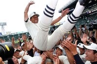 ２度の全国制覇を果たし、高校球史に名を刻んだ小倉監督。この高校球界を支えた名将の素顔に迫る。写真：産経新聞社