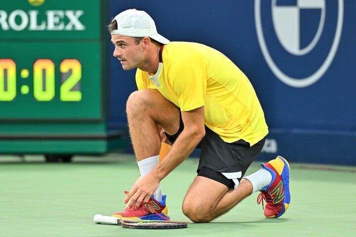 テニスにとってフットワークはとても重要。その足元を支えるシューズの紐が試合中に切れた時、どうすればいいのか…。(C)Getty Images