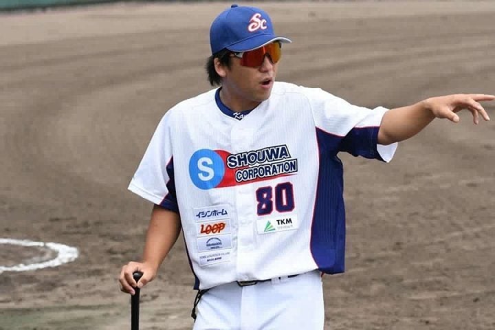 ショウワコーポレーションを率いて２年目の亀澤監督。昨年は就任１年目で21年ぶりのクラブ選手権本大会出場を果たした。(C) ショウワコーポレーション