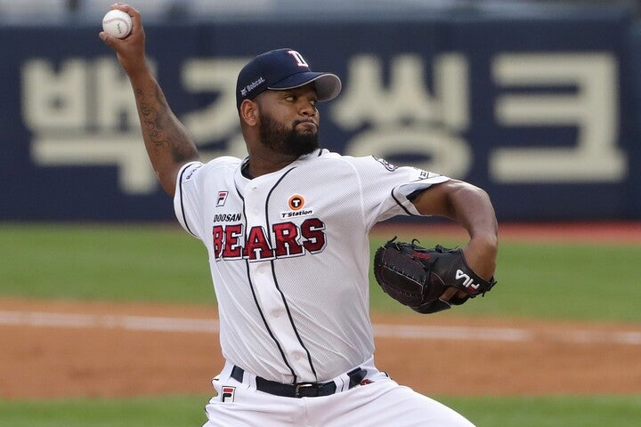 約３年ぶりに斗山に復帰したアルカンタラ。31歳の中堅右腕は、阪神での２年間をポジティブに振り返っている。(C)Getty Images