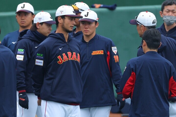 積極的に若手選手たちとコミュニケーションを図っているダルビッシュ。彼を中心に侍ジャパンの結束は深まっている。写真：梅月智史