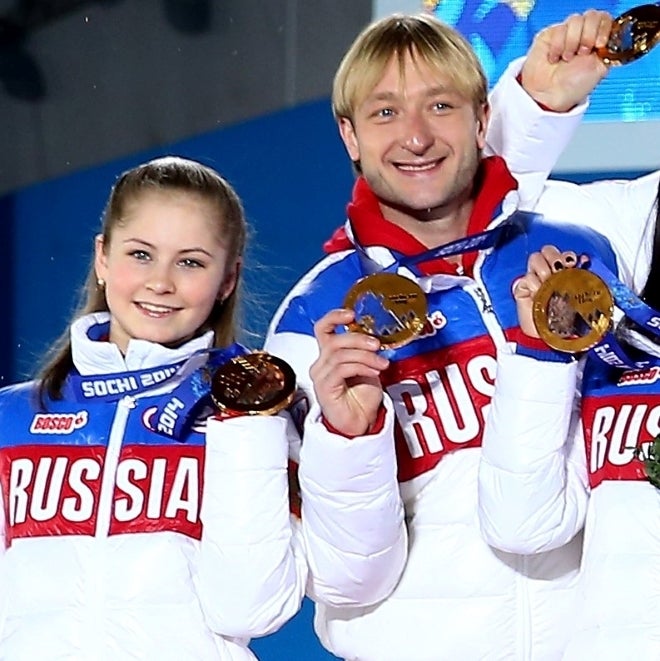 ソチ五輪のフィギュアスケート団体で金メダルを獲得したプルシェンコ（右）とリプニツカヤ（左）。(C)Getty Images