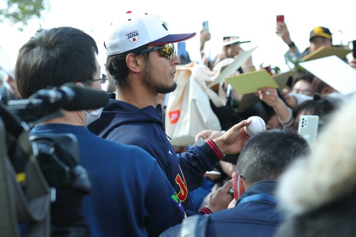 出待ちをしていたファンにサインを行なったダルビッシュ。その行動に場は大いに沸いた。写真：梅月智史