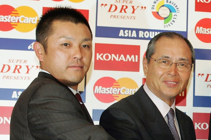 第１回WBCでは王監督が指揮するメンバーの一員として世界一に貢献した谷繁（左）。侍Jの強化試合に訪れた。(C)Getty Images