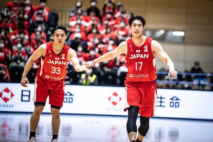 須田(右)が６本の３ポイントを含む20得点、河村(左)が13得点にチーム最多の９アシストなどで貢献した。(C)FIBA