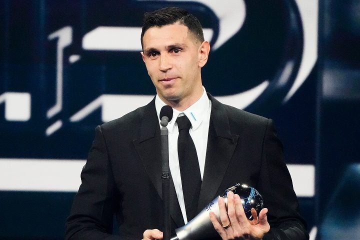 授賞式でスピーチをするE・マルティネス。W杯ではその言動が物議を醸した。(C) Getty Images