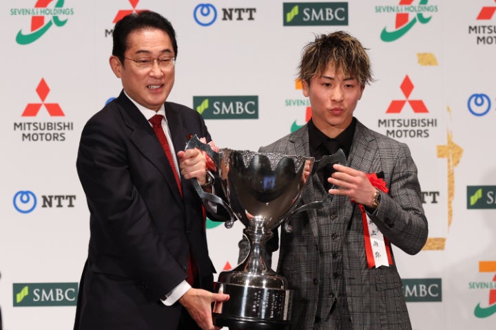 井上（右）は岸田首相（左）から日本プロスポーツ大賞のカップを授与された。写真：梅月智史
