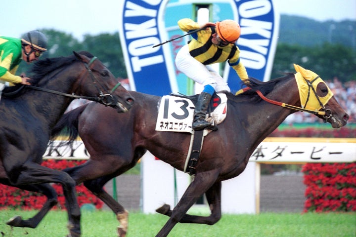 2003年日本ダービーを制した13番ネオユニヴァース。鞍上は外国人のM・デムーロだった。写真：産経新聞社