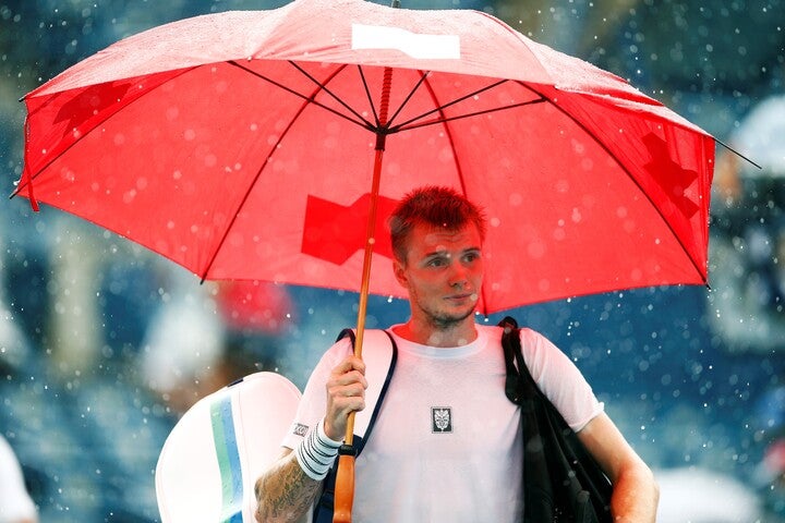 試合中に雨が降ってきて屋外から屋内のコートへ移動することになった。こんな時はどのような対応がとられるのだろうか。(C)Getty Images
