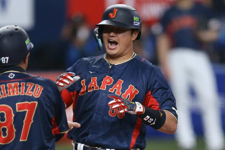 ようやく待望の一発が出た村上。ファンからも安堵の声が上がっている。写真：滝川敏之