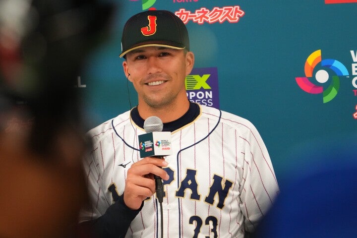 会見で笑顔を見せながら、日本代表としてプレーする意味を語ったヌートバー。その表情は野球少年のようであった。(C)Getty Images