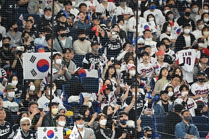 東京ドームに駆け付けた韓国のファン。(C) Getty Images